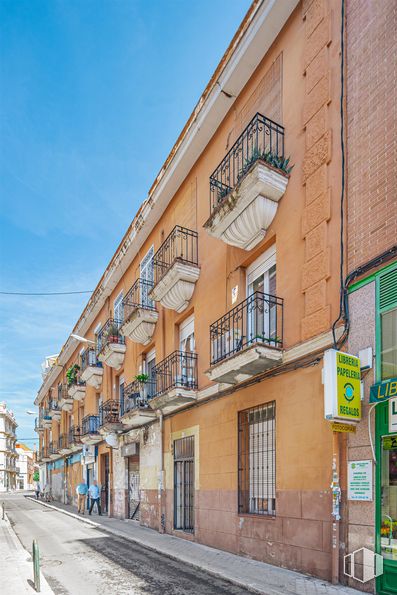 Local en alquiler en Calle Bravo Murillo, 260, Tetuán, Madrid, 28020 con ventana, edificio, cielo, casa, arquitectura, diseño urbano, pared, puerta, barrio y zona residencial alrededor