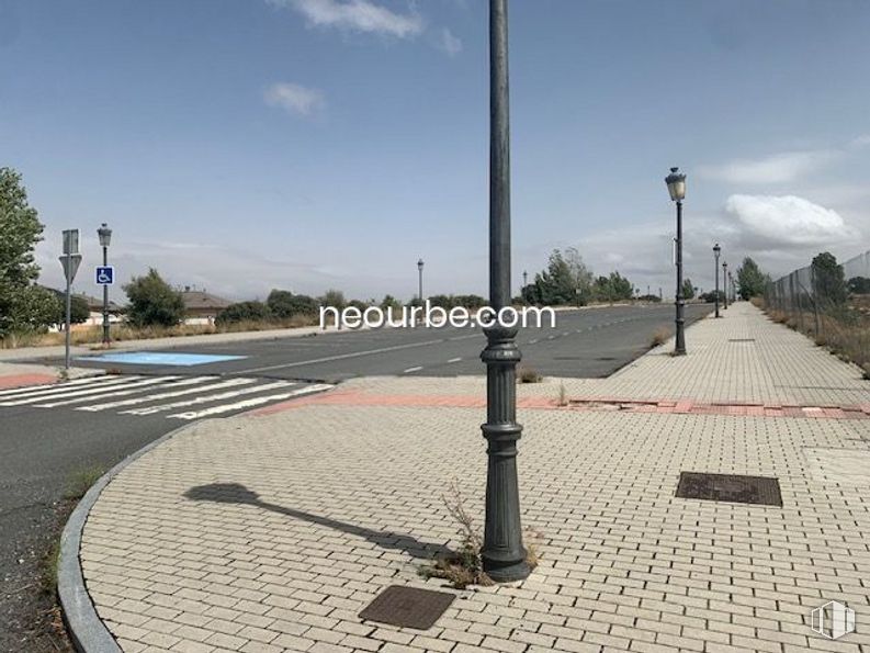 Land for sale at Calle Albacete, Ávila, 05004 with sky, cloud, road surface, asphalt, street light, urban design, tree, sidewalk, thoroughfare and road around