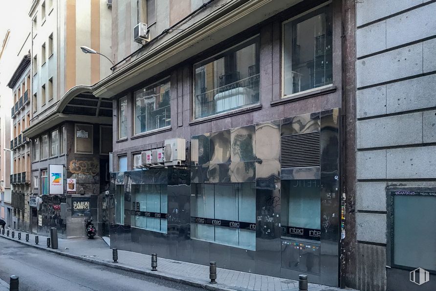 Retail for sale at Calle San Bernardo, 5, Centro, Madrid, 28013 with window, building, urban design, facade, road, sidewalk, fixture, city, house and alley around