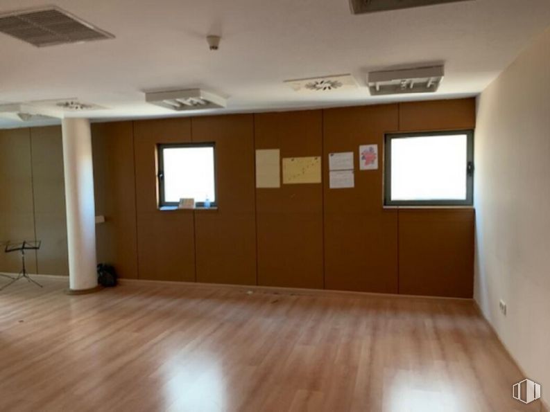 Oficina en venta en Plaza Once Colmenas, 1, Tres Cantos, Madrid, 28760 con ventana, accesorio, pasillo, madera, edificio, suelo, piso, tinte para madera, madera y techo alrededor