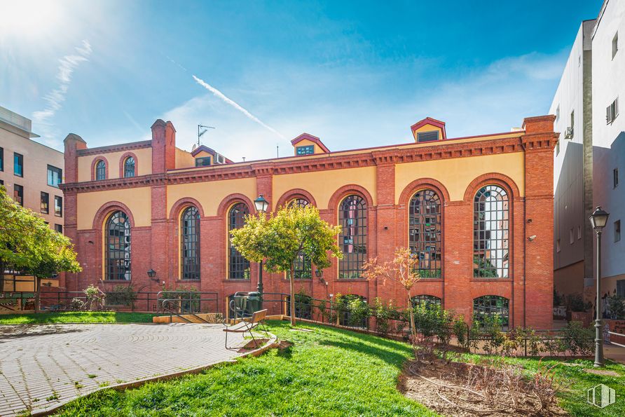 Office for rent at Spaces Río, Calle Manzanares, 4, Arganzuela, Madrid, 28005 with building, plant, cloud, sky, window, grass, facade, urban design, real estate and landmark around