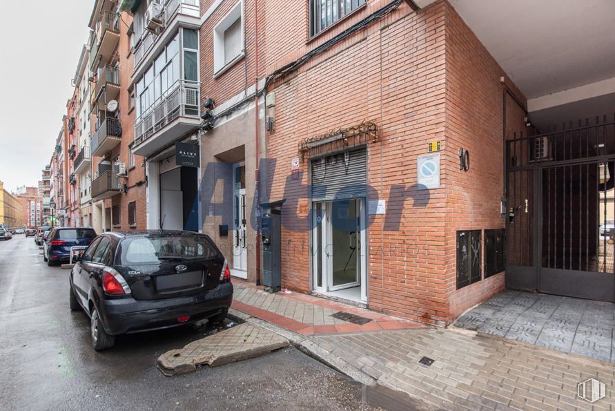 Local en venta en Calle Ciudad Real, Arganzuela, Madrid, 28045 con coche, neumático, puerta, vehículo de motor, exterior del automóvil, barrio, iluminación del automóvil, luz de estacionamiento, calle y apartamento alrededor