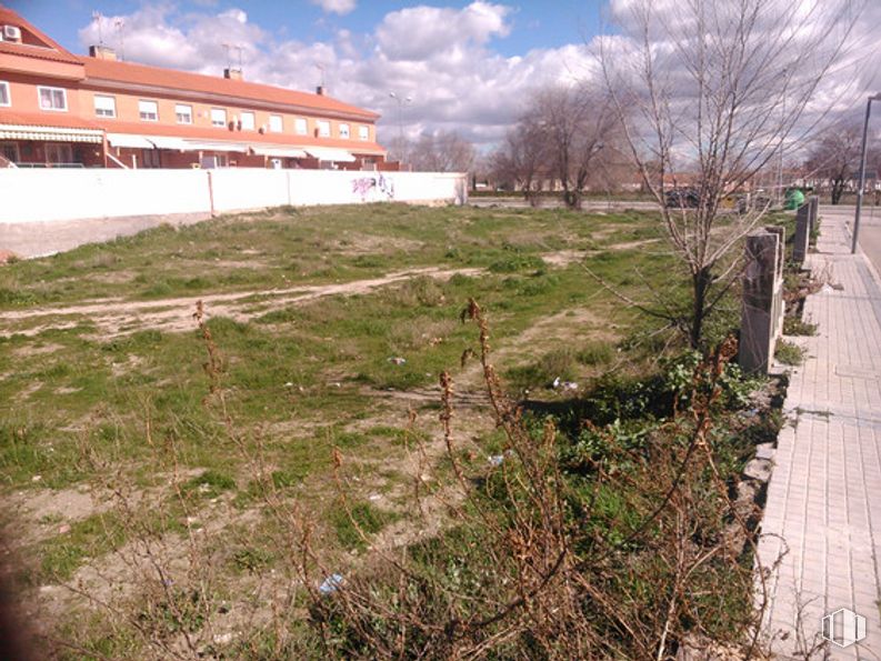 Land for sale at Calle Chile, Ciempozuelos, Madrid, 28350 with building, sky, cloud, plant, land lot, tree, neighbourhood, window, residential area and landscape around