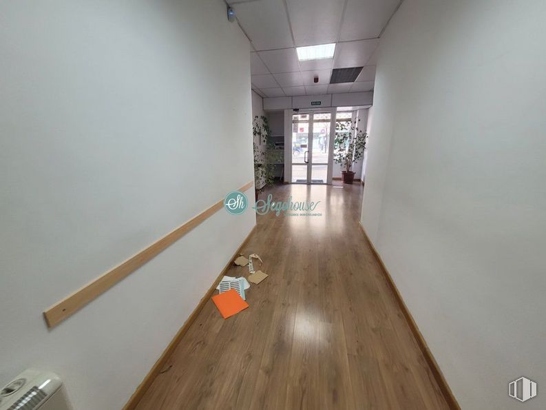 Retail for rent at Paseo Ezequiel González, Segovia, 40002 with fixture, wood, flooring, floor, hall, hardwood, varnish, building material, plank and composite material around