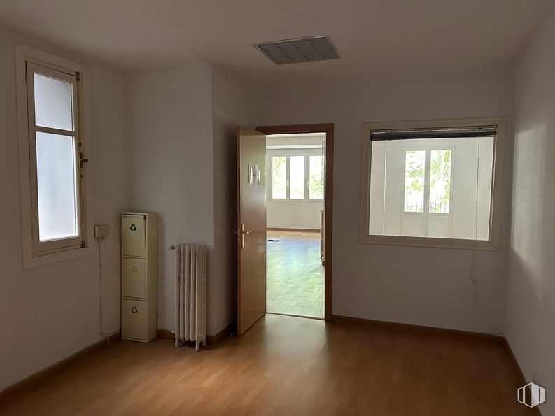 Oficina en alquiler en Calle Ríos Rosas, 36, Chamberí, Madrid, 28003 con puerta, ventana, lámpara, edificio, accesorio, sombra, madera, interiorismo, hall y tinte para madera alrededor