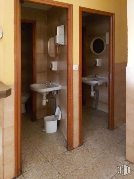 Retail for sale at Calle Puerto Serrano, 3, Arganzuela, Madrid, 28045 with sink, bathroom sink, plumbing fixture, building, toilet, bathroom, toilet seat, tap, bathroom cabinet and interior design around