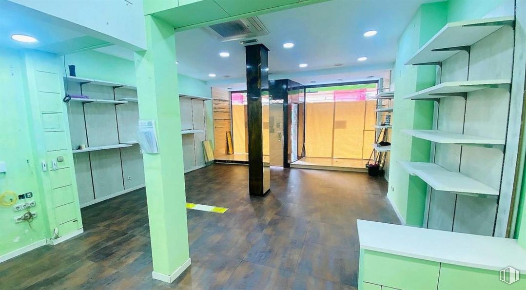 Retail for rent at Zona Palomarejos, Toledo, 45005 with furniture, green, fixture, architecture, interior design, floor, flooring, building, real estate and tile flooring around