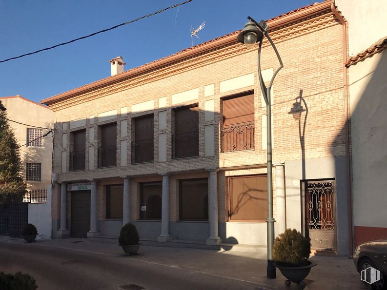 Retail for sale & for rent at Calle Real, 3, Villaluenga de la Sagra, Toledo, 45520 with houseplant, flowerpot, building, sky, window, plant, door, shade, neighbourhood and residential area around