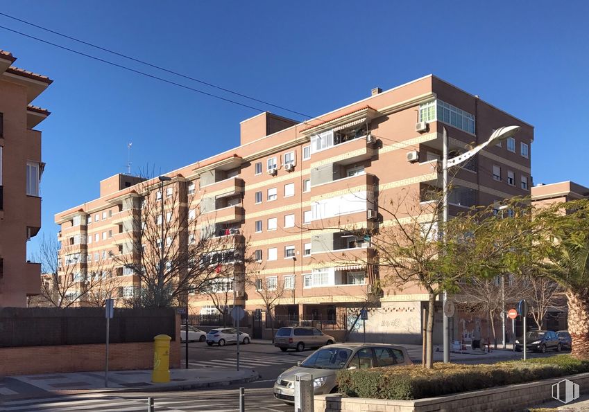 Local en venta en Calle Islas Columbretes, 7, Humanes de Madrid, Madrid, 28970 con edificio, coche, cielo, ventana, planta, luz de la calle, árbol, diseño urbano, superficie de carretera y bloque de torre alrededor