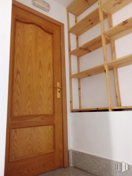 Local en alquiler y venta en Calle Constitución, 83, Navalcarnero, Madrid, 28600 con puerta, propiedad, accesorio, madera, interiorismo, puerta de casa, tinte para madera, madera dura, tintes y matices y rectángulo alrededor