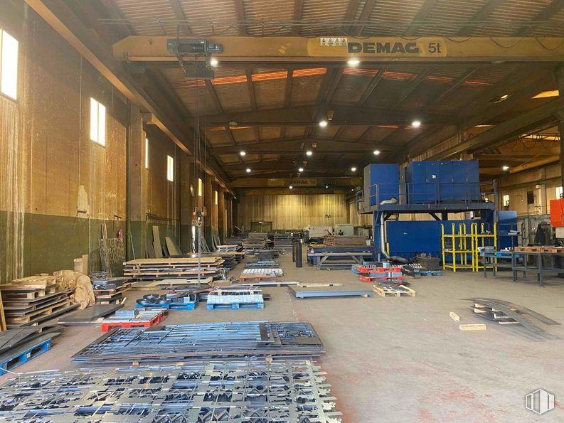 Industrial for sale at Polígono Azque, Alcalá de Henares, Madrid, 28808 with flooring, hall, floor, engineering, building, gas, wood, composite material, fixture and metal around