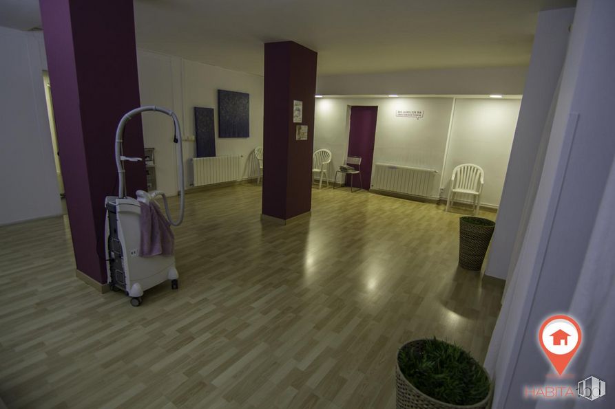 Local en alquiler y venta en Calle Lorenzo Goñi, Cuenca, 16004 con equipaje y bolsos, maleta, maceta, edificio, suelo, piso, accesorio, puerta, madera y pasillo alrededor