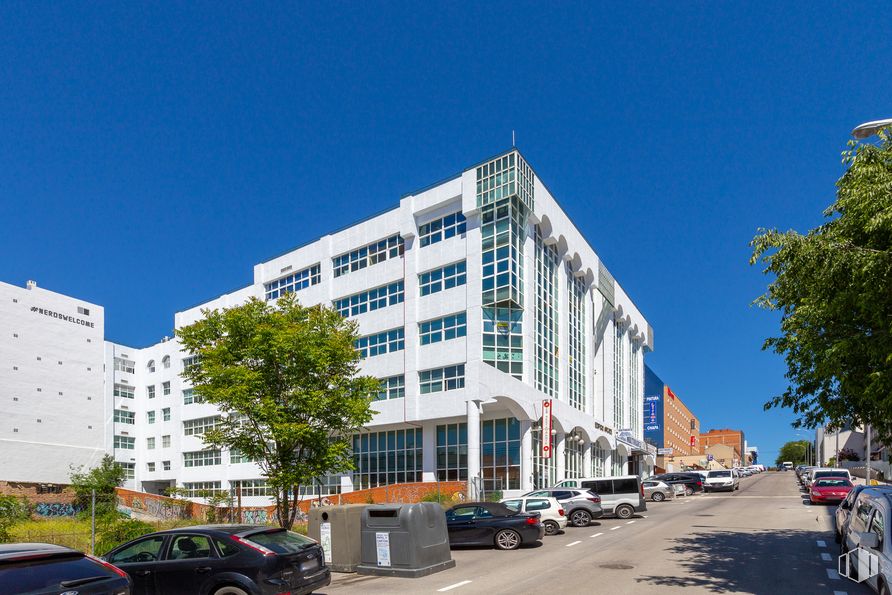 Office for rent at Edificio Arcade, Calle Valentín Beato, 24, San Blas - Canillejas, Madrid, 28037 with car, building, sky, land vehicle, daytime, tire, vehicle, wheel, tree and urban design around