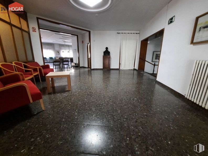 Retail for rent at Zona Murallas, Ávila, 05001 with picture frame, chair, table, wood, flooring, interior design, hall, door, floor and fixture around