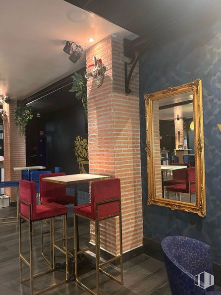 Retail for rent at Calle Eras, Aranjuez, Madrid, 28300 with mirror, chair, table, property, furniture, picture frame, wood, interior design, architecture and floor around