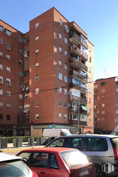 Retail for sale at Zona La Serna, Fuenlabrada, Madrid, 28941 with car, building, land vehicle, automotive parking light, sky, vehicle, window, tire, motor vehicle and tower block around