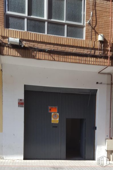 Retail for sale at Calle Cerrillo San Roque, Talavera de la Reina, Toledo, 45600 with window, door, composite material, garage door, brickwork, concrete, gate, brick, building material and paint around