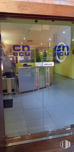 Oficina en alquiler en Edificio Ecu, Calle Medea, 4, San Blas - Canillejas, Madrid, 28037 con ebanistería, equipaje y bolsos, accesorio, gas, máquina, puerta del vehiculo, ventana, vidrio, ingenieria, piso, exterior automotriz y metal alrededor