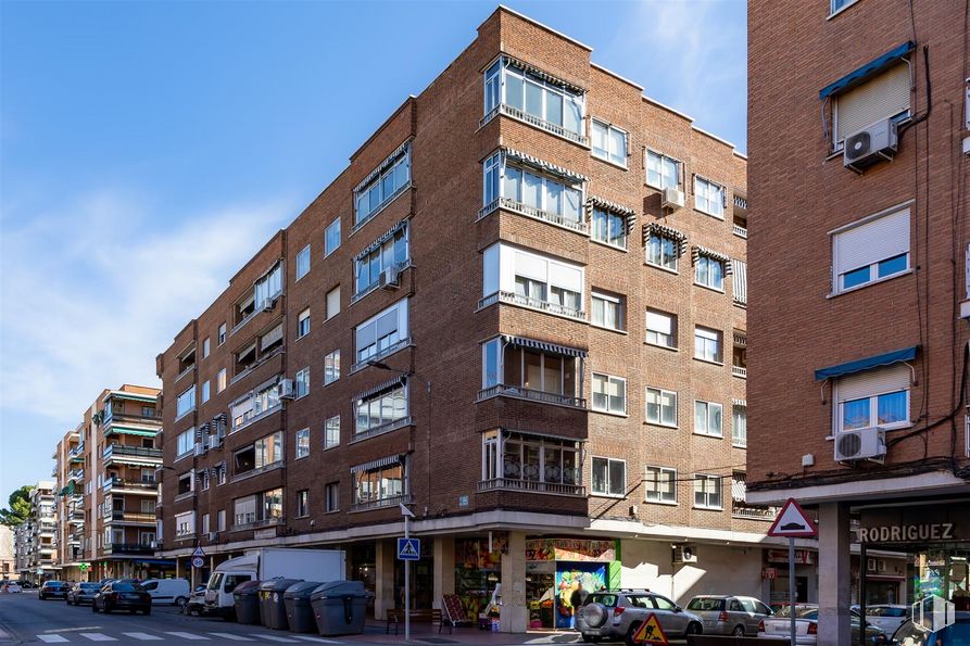 Oficina en alquiler en Calle Cánovas del Castillo, 5, Alcalá de Henares, Madrid, 28807 con edificio, ventana, coche, cielo, propiedad, rueda, infraestructura, nube, bloque de pisos y neumático alrededor