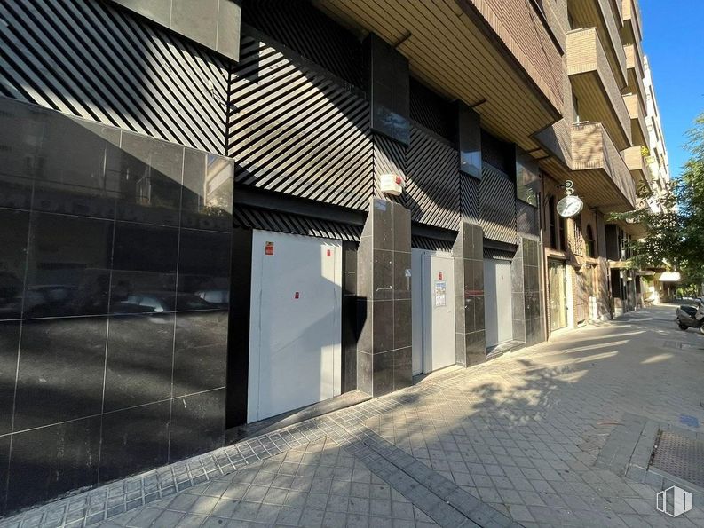 Retail for sale at Calle Julián Romea, Chamberí, Madrid, 28003 with building, wheel, shade, road surface, asphalt, urban design, plant, facade, sidewalk and wood around