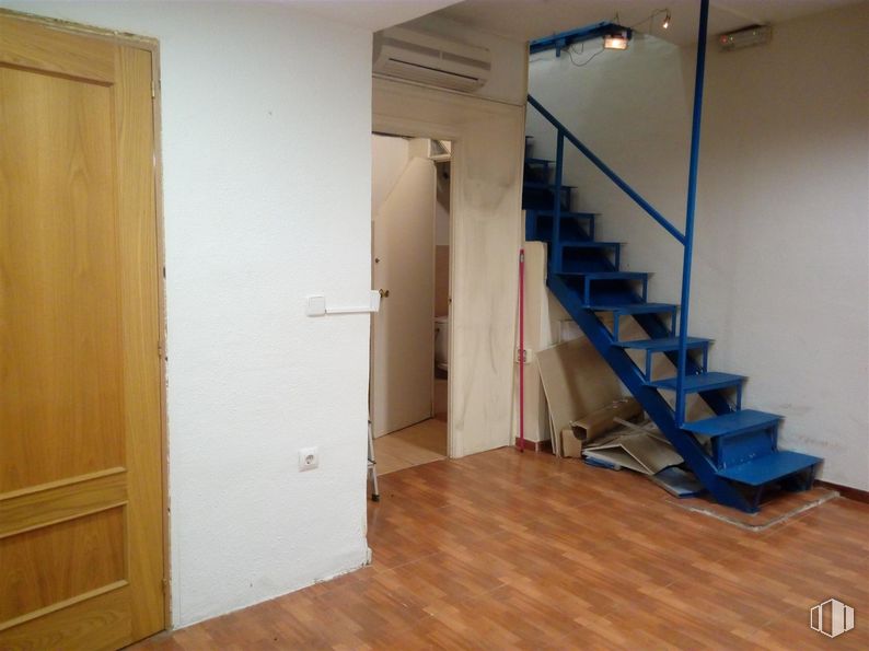 Retail for sale at Calle Embajadores, 113, Arganzuela, Madrid, 28045 with door, flooring, floor, wood, stairs, interior design, wood flooring, hardwood, room and wood stain around