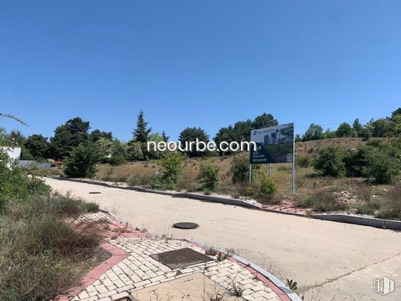 Land for sale at Casco urbano, Navalperal de Pinares, Ávila, 05240 with sky, plant, property, road surface, asphalt, tree, land lot, thoroughfare, tar and urban design around