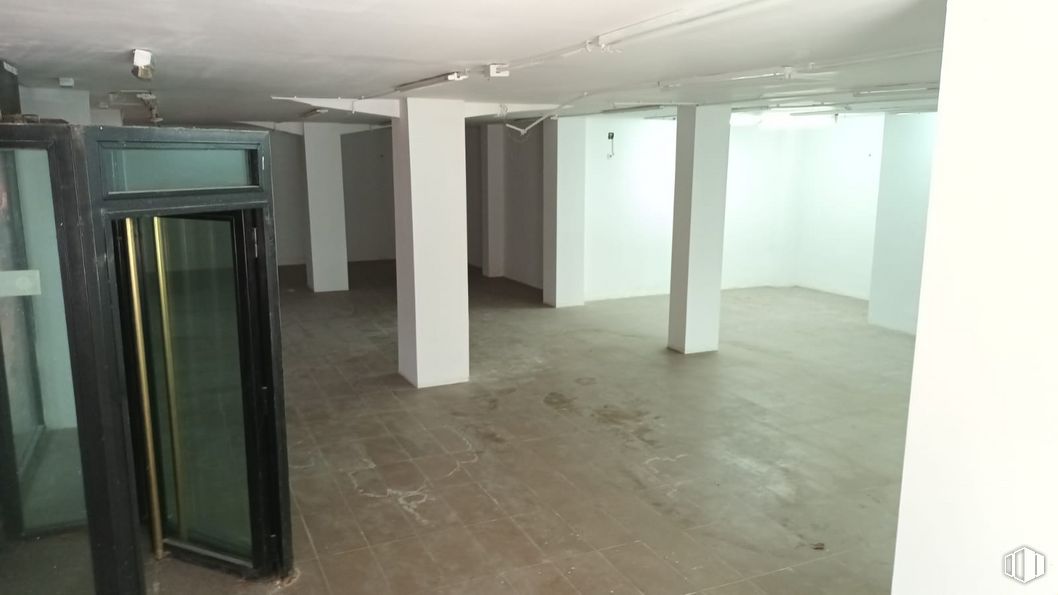 Retail for sale & for rent at Calle Lope de Vega, 47, Getafe, Madrid, 28904 with door, flooring, wood, floor, automotive exterior, fixture, hall, gas, building material and glass around