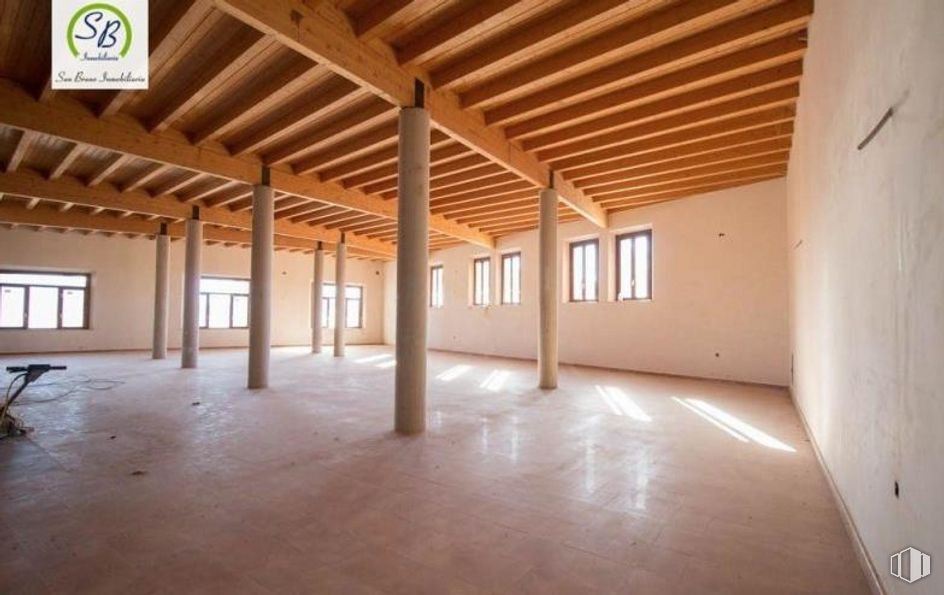 Retail for sale at Zona polígono, Cantalejo, Segovia, 40320 with window, property, wood, flooring, hall, floor, interior design, wall, hardwood and real estate around