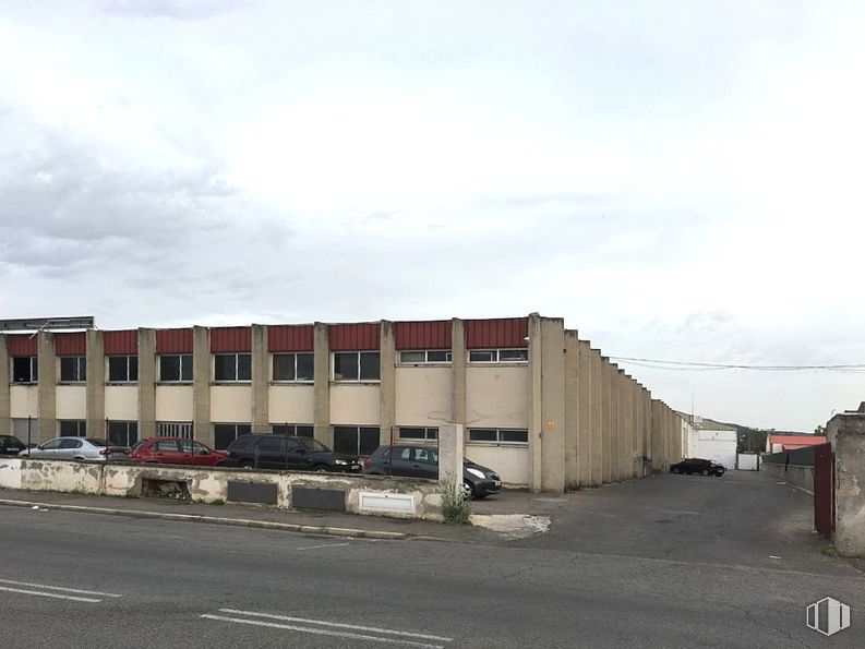 Industrial for sale at Calle Méjico, Guadalajara, 19004 with building, car, cloud, sky, wheel, asphalt, window, residential area, facade and commercial building around