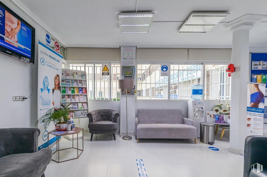 Local en alquiler en Avenida Betanzos, Fuencarral - El Pardo, Madrid, 28034 con televisión, silla, sofá, loveseat, persona, mesa, mueble, edificio, estante y interiorismo alrededor