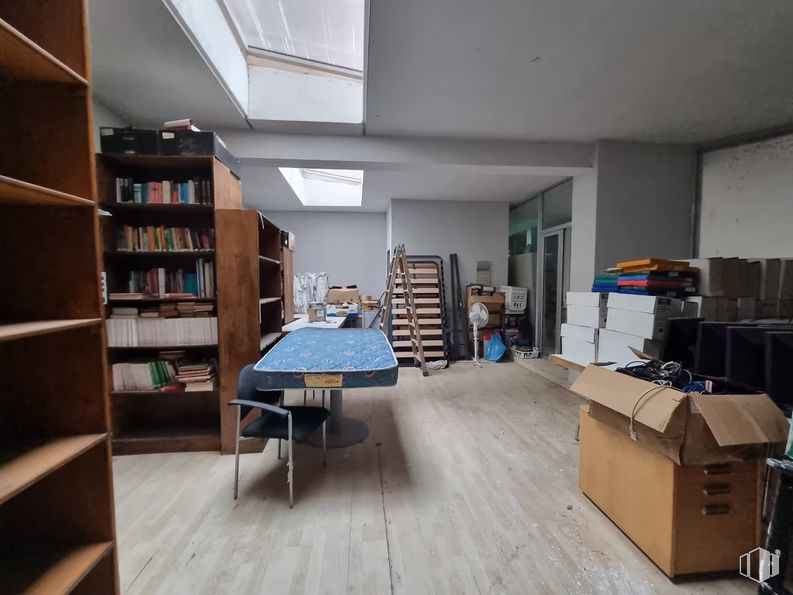 Local en venta en Calle Boltaña, San Blas - Canillejas, Madrid, 28022 con estantería, silla, caja de envío, propiedad, mesa, estante, madera, estantería, interiorismo y suelos alrededor