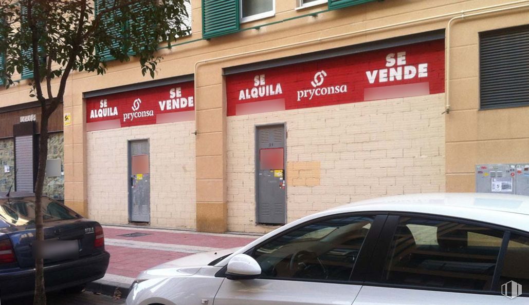 Retail for sale & for rent at Calle De La Pila, 3, Parla, Madrid, 28980 with car, window, door, building, land vehicle, vehicle, property, motor vehicle, hood and automotive lighting around