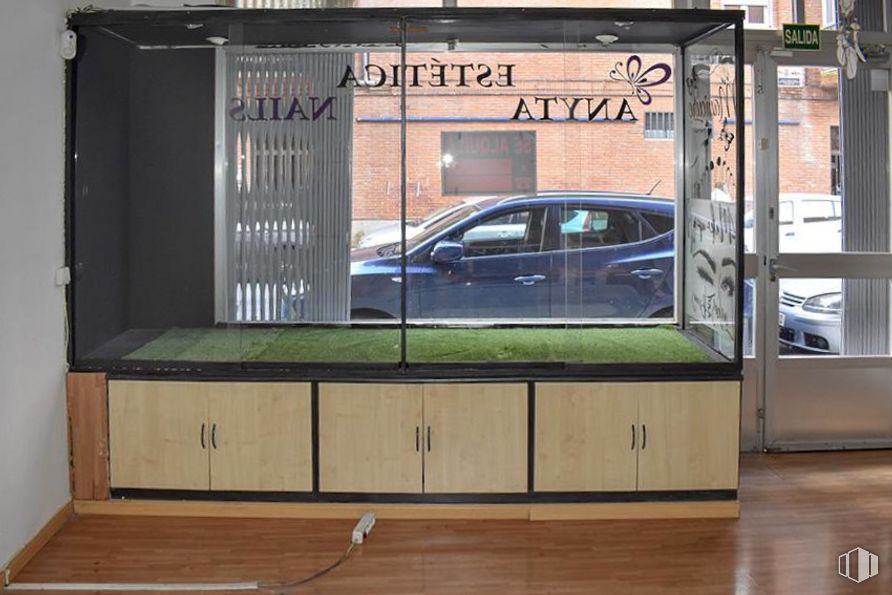 Retail for rent at Calle La Moraña, Ávila, 05002 with cabinetry, tire, wheel, vehicle, car, window, automotive lighting, building, hood and countertop around