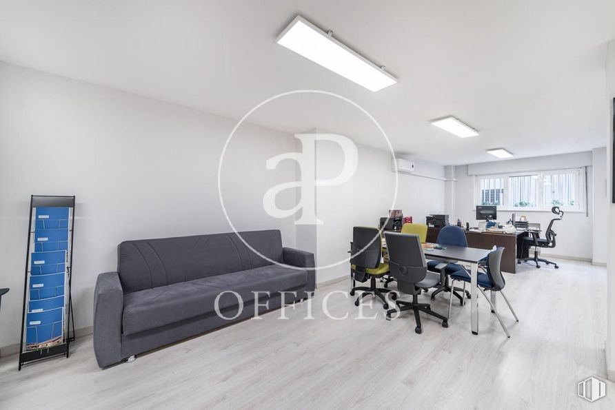 Oficina en venta en Calle Enrique Larreta, Chamartín, Madrid, 28036 con alumbrado, sofá, edificio, mueble, mesa, silla de oficina, ventana, accesorio, silla y suelo alrededor