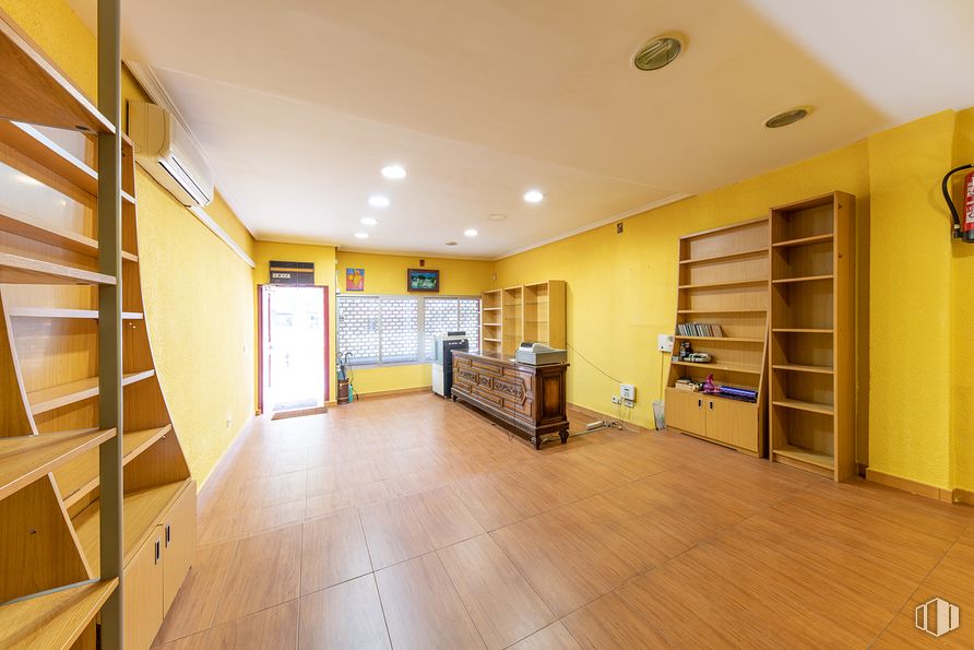 Local en venta en Calle Puentelarra, Villa de Vallecas, Madrid, 28031 con estantería, mueble, madera, estantería, alumbrado, piso, archivando, pavimento, accesorio y planta de interior alrededor