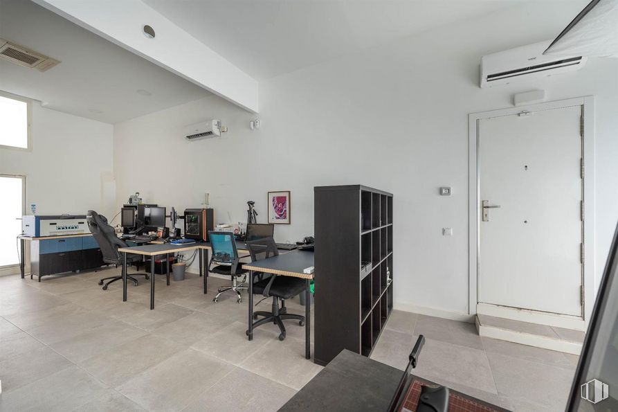 Local en venta en Calle Vereda del Carmen, 21, Ciudad Lineal, Madrid, 28017 con puerta, ventana, silla, mesa, escritorio, suelo, suelos, accesorio, hall y espacio alrededor