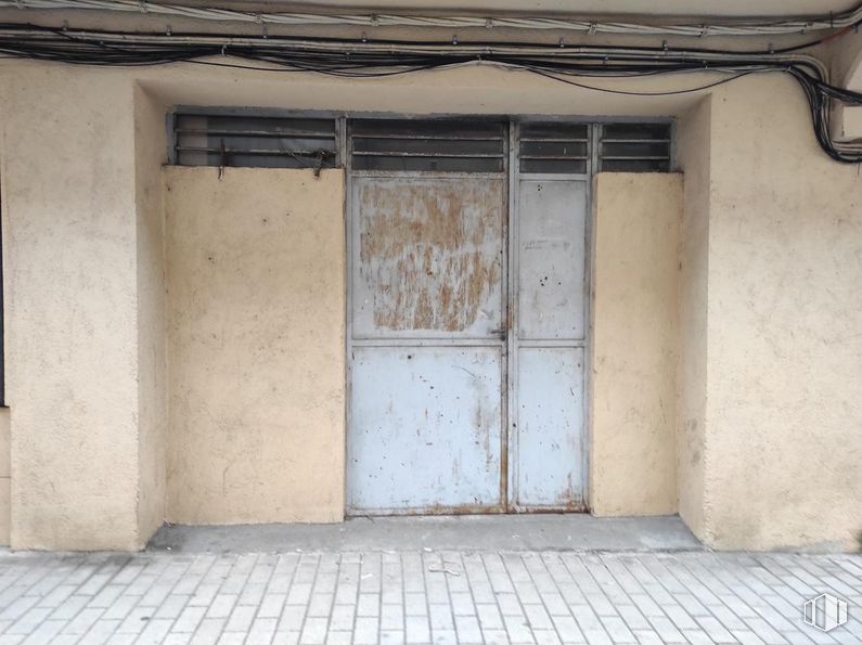 Retail for sale at Calle Cristo de las Batallas, Ávila, 05001 with door, wood, building, fixture, shade, house, tints and shades, facade, home door and concrete around