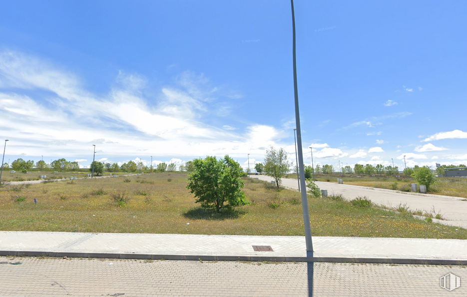 Land for sale at Calle Pedro Martínez de la Rosa, Leganés, Madrid, 28914 with plant, cloud, sky, ecoregion, land lot, tree, road surface, asphalt, natural landscape and grass around