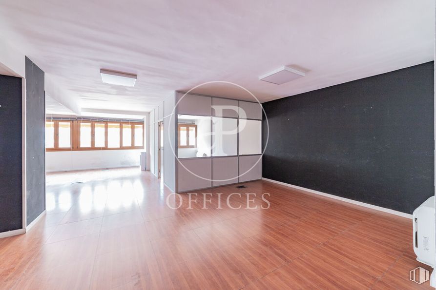 Oficina en alquiler en Calle San Germán, Tetuán, Madrid, 28020 con lámpara, edificio, hall, madera, accesorio, suelos, suelo, tinte para madera, suelo laminado y casa alrededor