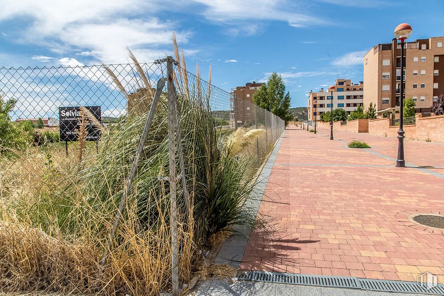 Land for sale at Calle María Luisa Menéndez Calleja, Cuenca, 16003 with building, cloud, sky, plant, azure, street light, window, road surface, urban design and woody plant around