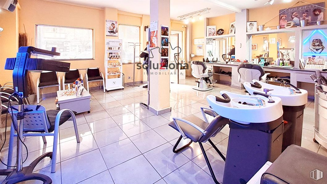 Local en alquiler en Calle Dr. Barraquer, 7, Getafe, Madrid, 28903 con silla, salón de belleza y silla de barbero alrededor