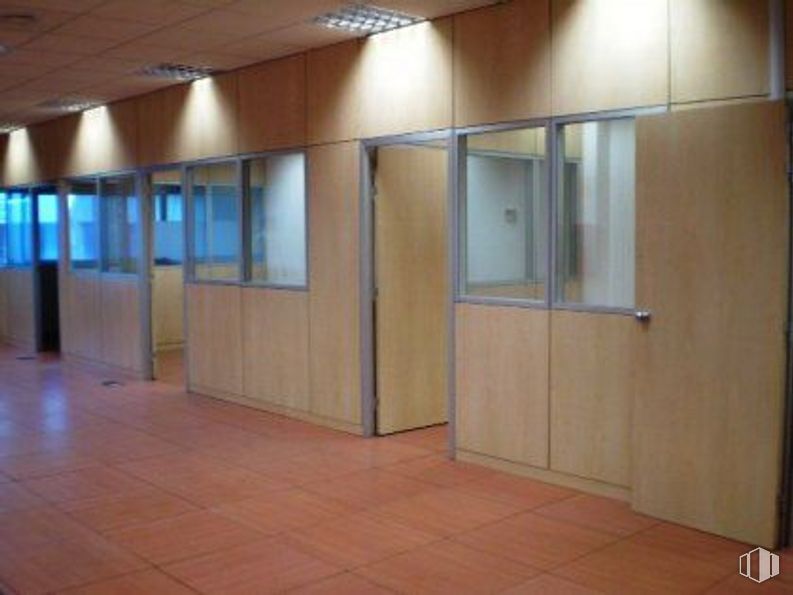 Oficina en alquiler en Palomeras Sureste, Puente de Vallecas, Madrid, 28038 con accesorio, hall, suelo, suelos, madera, edificio, techo, vidrio, evento y casa alrededor