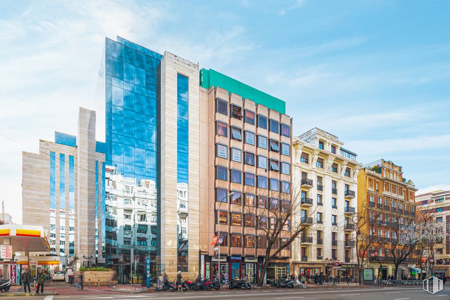 Oficina en alquiler en Calle Goya, 22, Salamanca, Madrid, 28001 con edificio, nube, cielo, ventana, azul, bloque de torre, alumbrado, diseño urbano, luz de la calle y árbol alrededor