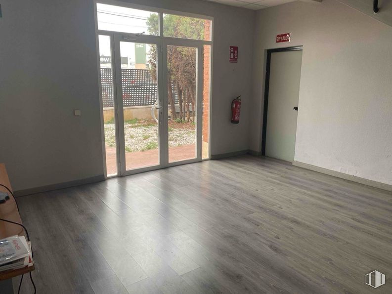 Industrial for sale at Polígono Azque, Alcalá de Henares, Madrid, 28808 with door, building, fixture, wood, floor, flooring, hall, house, window and shade around