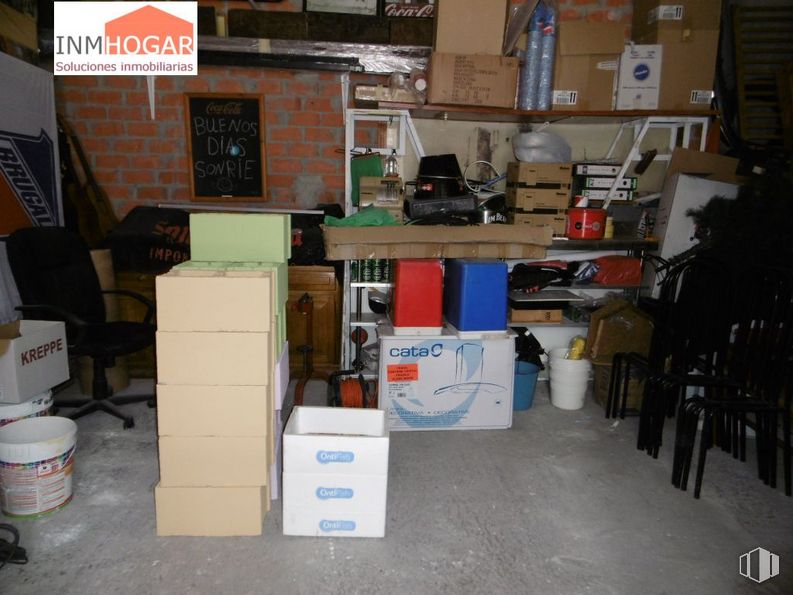 Retail for sale & for rent at Avenida Derechos Humanos, Ávila, 05003 with packaged goods, chair, shipping box, wood, package delivery, gas, machine, box, carton and engineering around