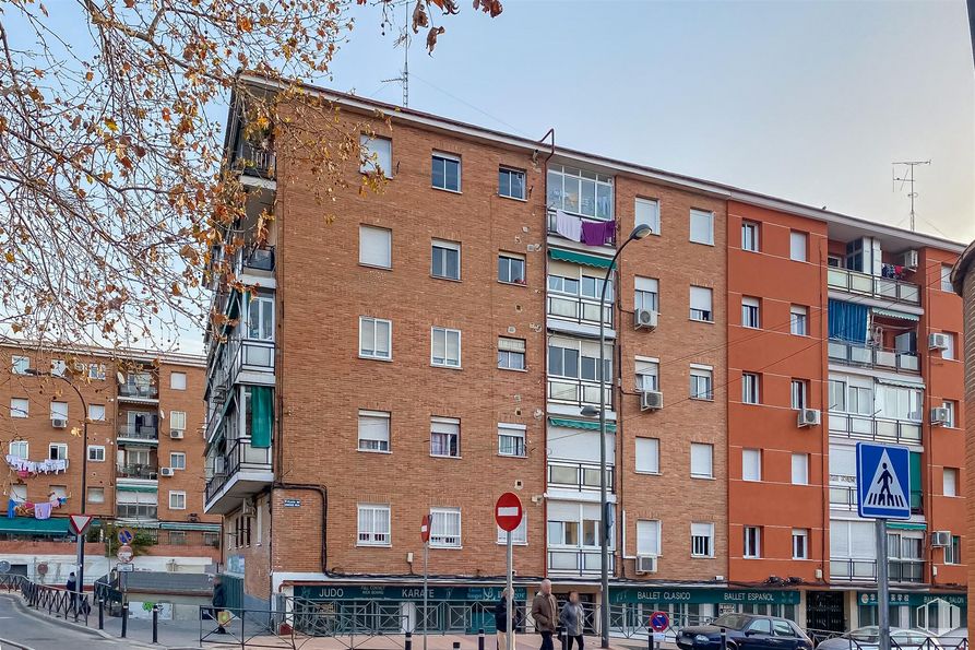 Local en venta en Plaza Jiménez Díaz, 1, Getafe, Madrid, 28903 con edificio, cielo, ventana, propiedad, ladrillo, arquitectura, bloque de pisos, condominio, diseño urbano y pared alrededor