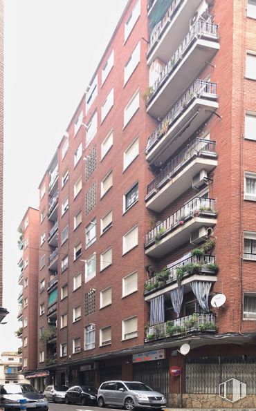 Retail for sale at Calle Conde Peromoro, 1, Talavera de la Reina, Toledo, 45600 with car, building, property, window, wheel, sky, tire, skyscraper, tower block and urban design around