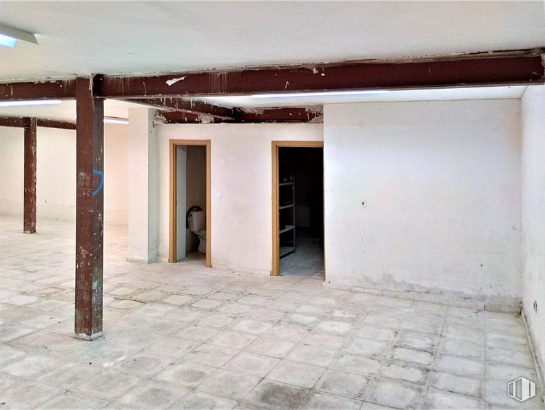 Local en alquiler y venta en Zona Centro, Aranjuez, Madrid, 28300 con puerta, edificio, suelo, suelos, accesorio, techo, tintes y matices, material compuesto, hall y hormigón alrededor