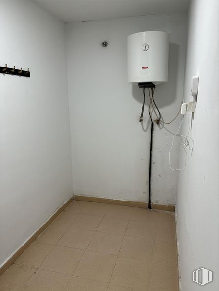 Industrial for rent at Avenida Pocillos, 4, Valdemoro, Madrid, 28340 with lighting, property, wall socket, wood, floor, electricity, fixture, flooring, electrical wiring and gas around