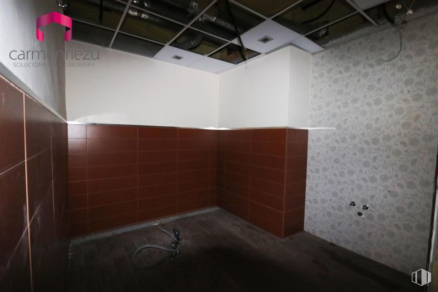 Retail for sale at Calle San Juan de Valdemorillo, Valdemorillo, Madrid, 28210 with property, building, house, interior design, floor, flooring, wood, wall, composite material and plumbing fixture around